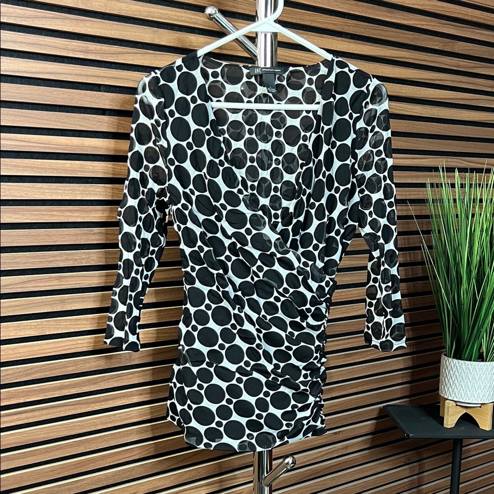 Black and White Polka Dot Top - super flattering - Size Large - INC